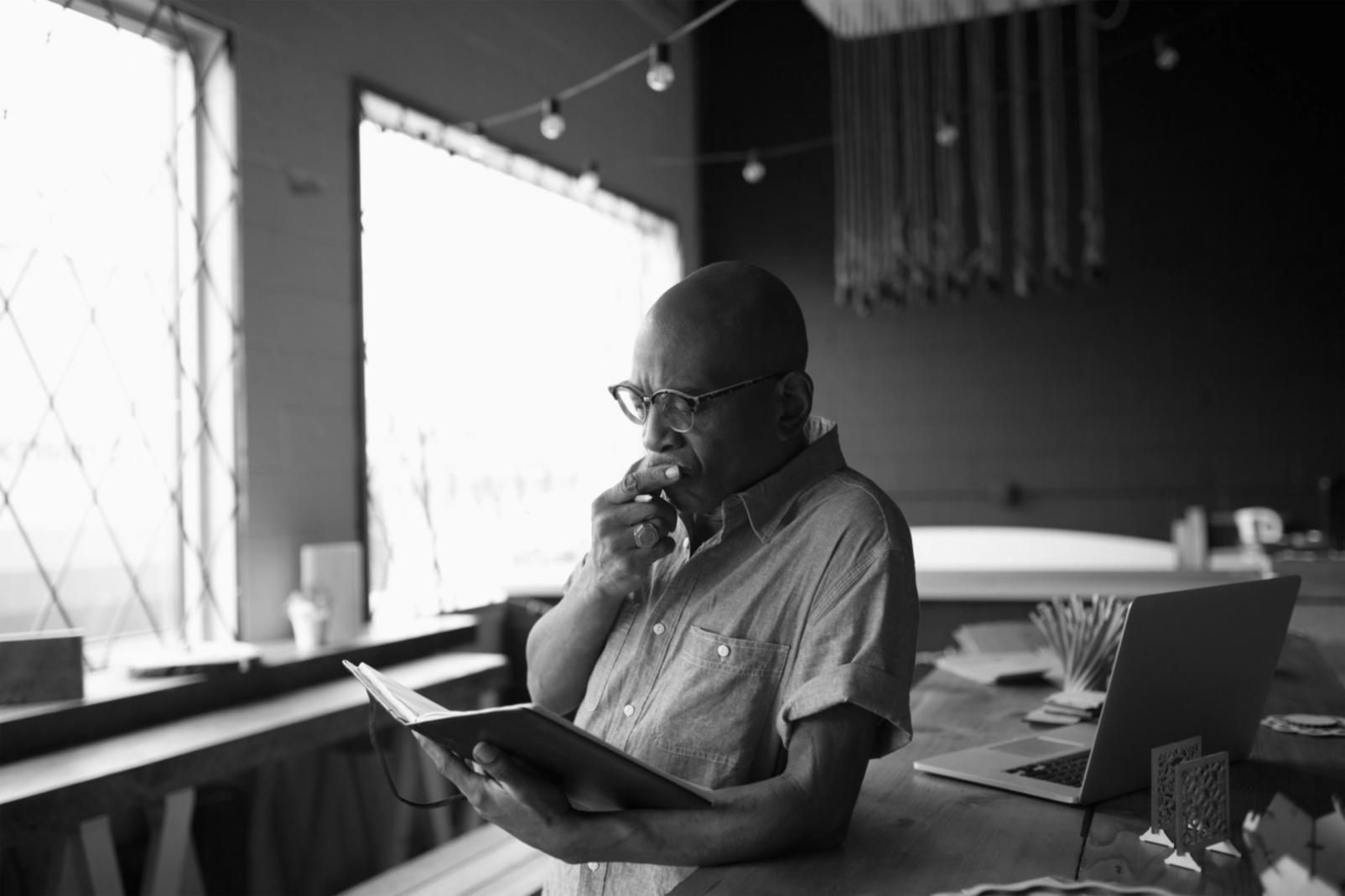 Sesión de aprendizaje colaborativo donde estudiantes trabajan con herramientas digitales