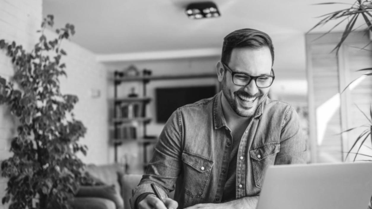 Persona organizando finanzas personales y planificando presupuesto mensual