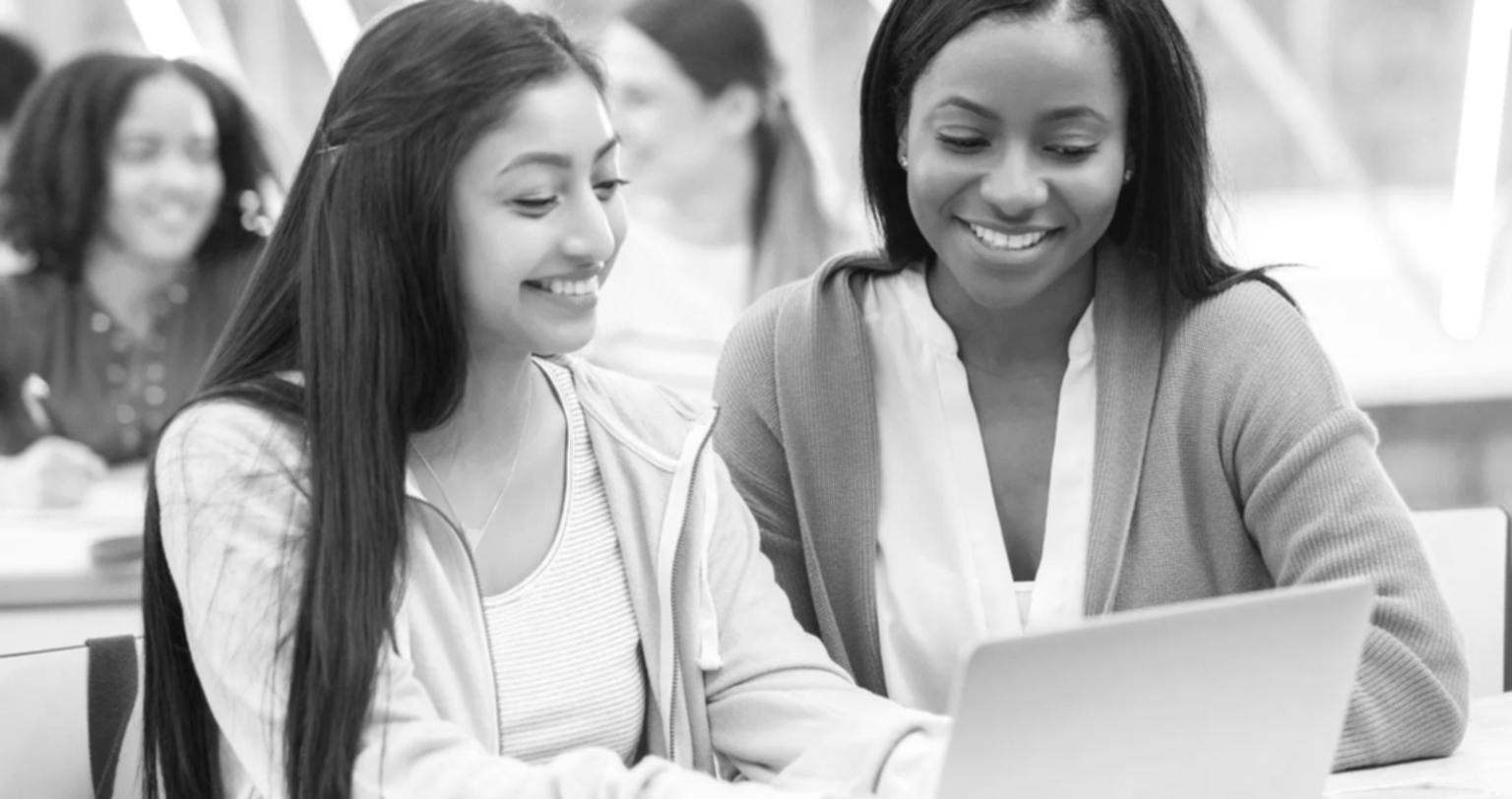 Instructor guiando sesión práctica de presupuesto familiar